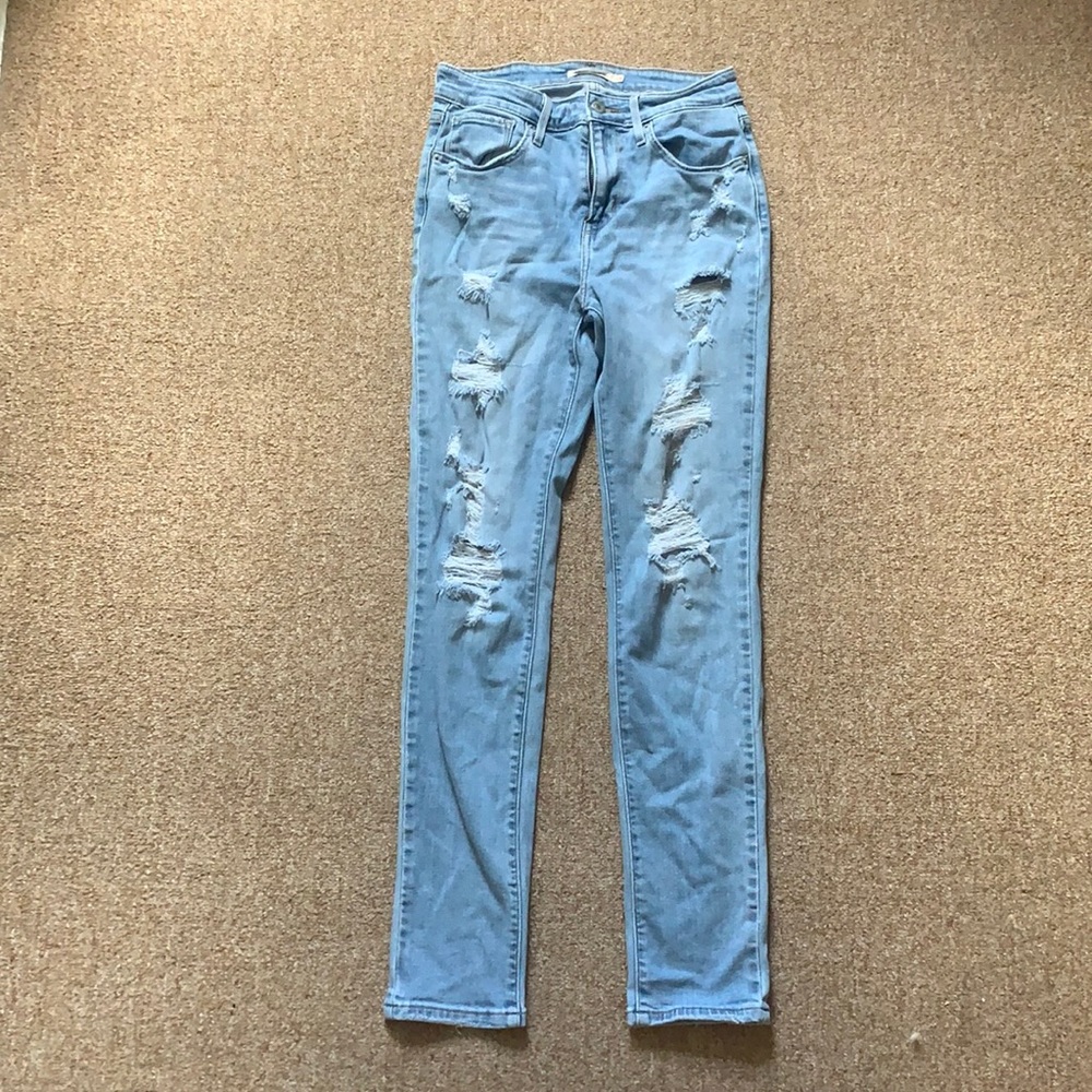 High rise Levi’s skinny jeans light blue wash lightly worn size 28